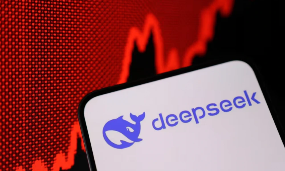 Tρικυμία έχει φέρει η DeepSeek: Τι είναι και γιατί αλλάζει τα δεδομένα του κλάδου της τεχνητής νοημοσύνης (πίνακες)